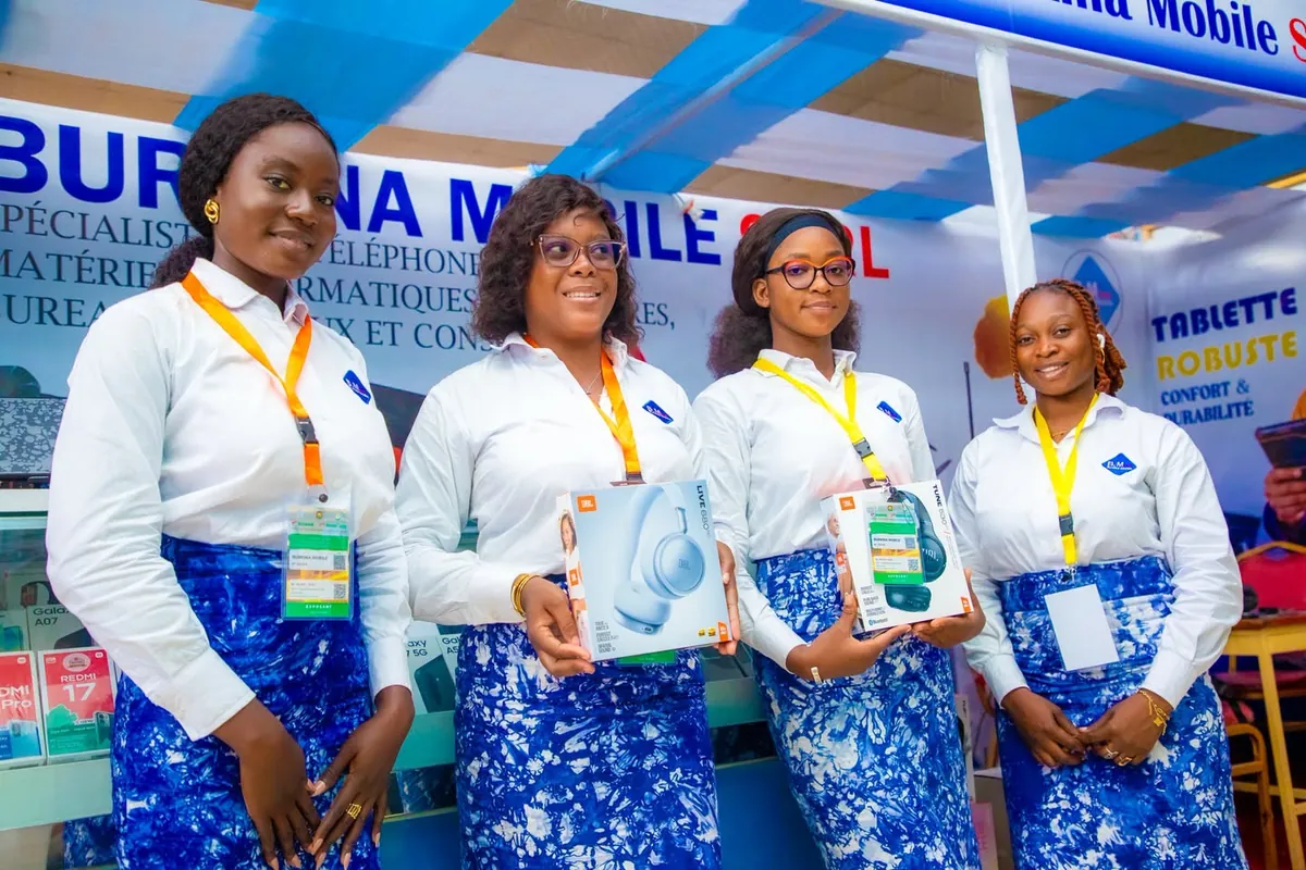 L'équipe Burkina Mobile sur son stand au salon SAMAO