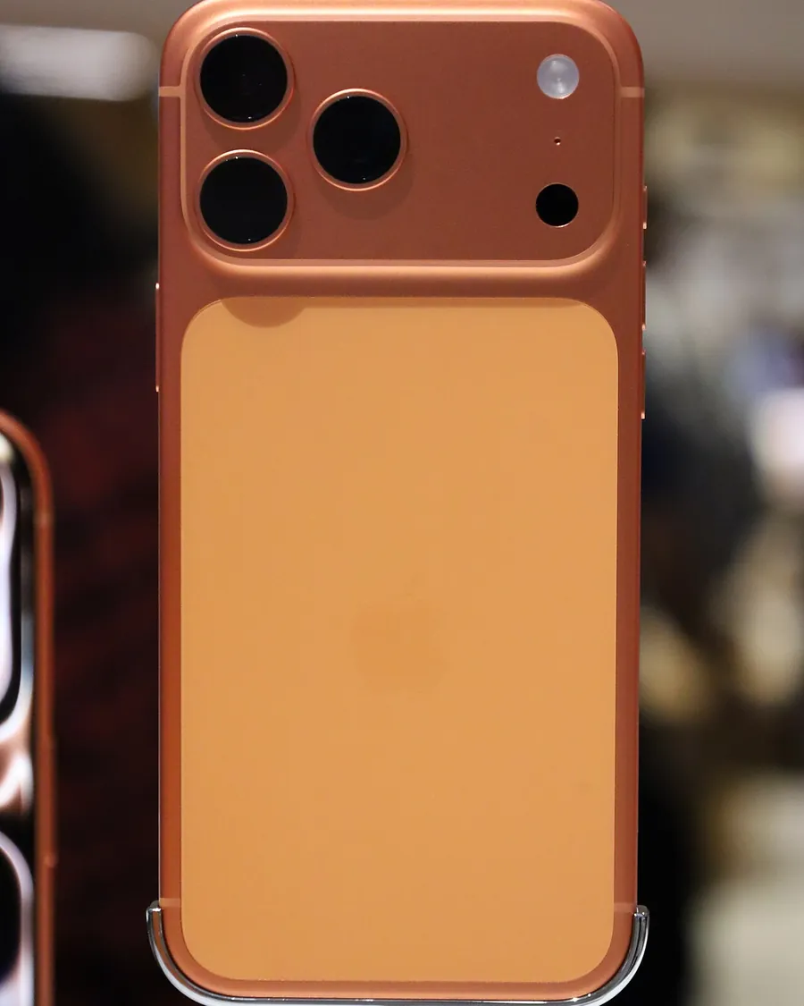 iPhone 17 Pro Max orange cosmique