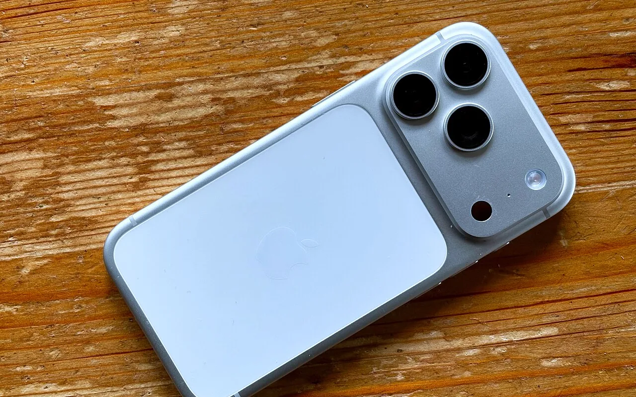 iPhone 17 Pro posé sur une table