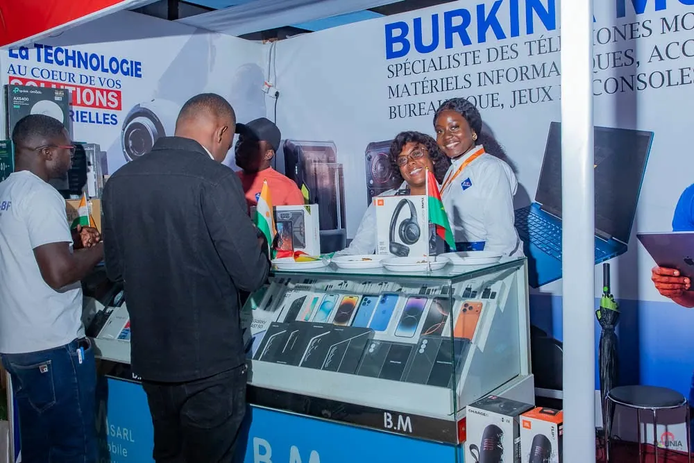 Clients au stand Burkina Mobile
